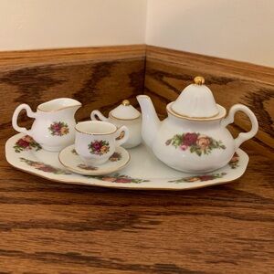 NIB Vintage Royal Doulton Old Country Roses mini tea set